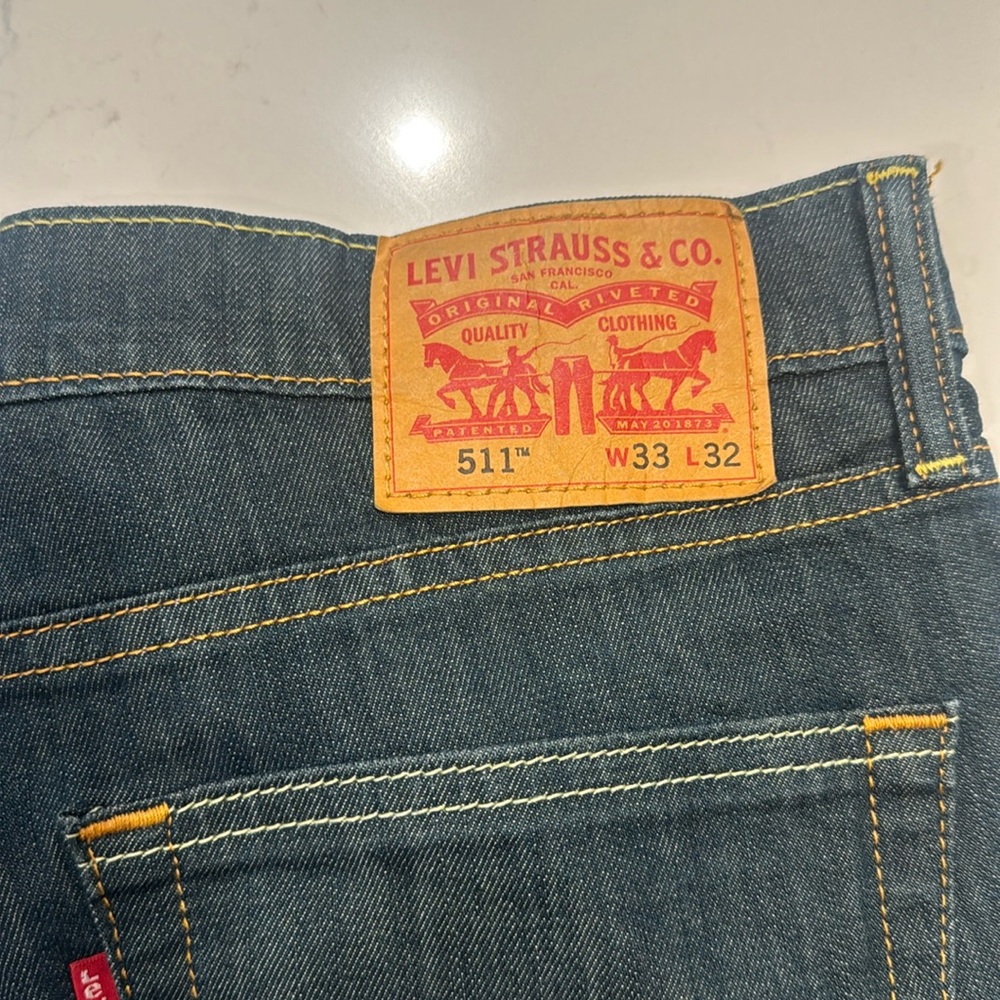 Levi men’s 511 dark blue stretch stretch size 33/32. Like new.